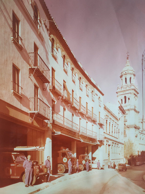 Ayuntamiento de Ja�n - Ayuntamiento de Ja�n. Foto antigua. Cuando estaban los bomberos en las instalaciones del Ayuntamiento