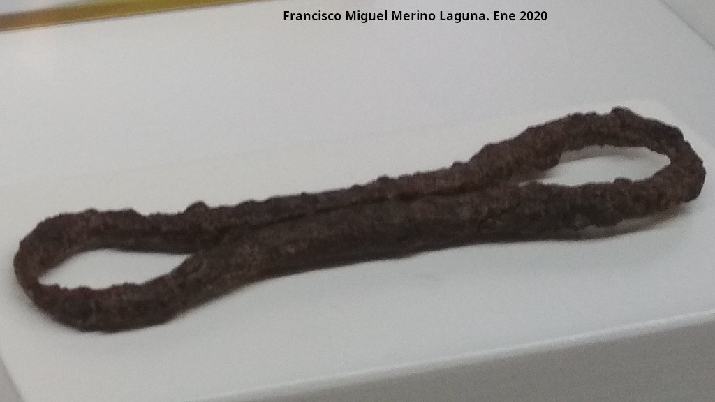 Palacio ibero del Cerro de la Merced - Palacio ibero del Cerro de la Merced. Eslab�n de cadena o de embocadura de bocado de caballo. Exposici�n en el Museo Ibero de Ja�n