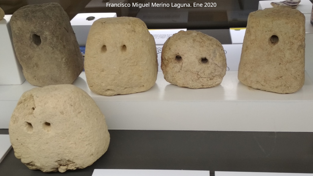 Palacio ibero del Cerro de la Merced - Palacio ibero del Cerro de la Merced. Pesas de telar. Exposici�n en el Museo Ibero de Ja�n