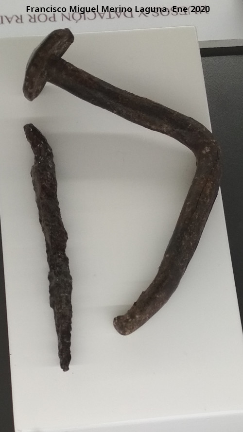 Palacio ibero del Cerro de la Merced - Palacio ibero del Cerro de la Merced. Clavos de cabeza plana. Exposici�n en el Museo Ibero de Ja�n