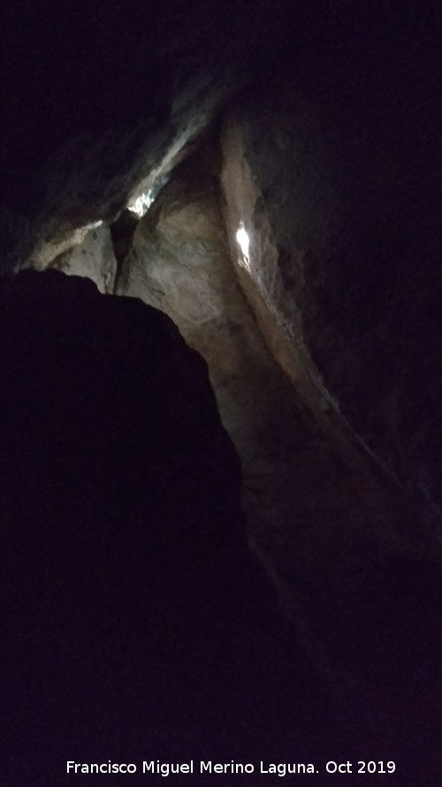 Pinturas rupestres de la Cueva del Canjorro I - Pinturas rupestres de la Cueva del Canjorro I. Haz de luz iluminando las pinturas