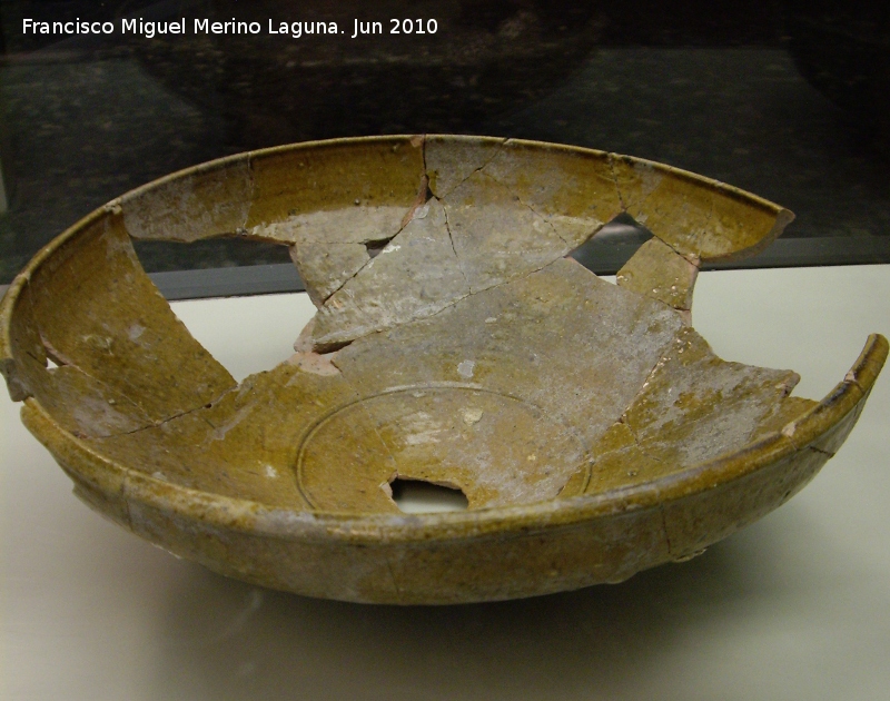 Barrio medieval de la Calle San Vicente - Barrio medieval de la Calle San Vicente. Ataifor vidriado siglos XII-XIII. Museo Provincial de Ja�n