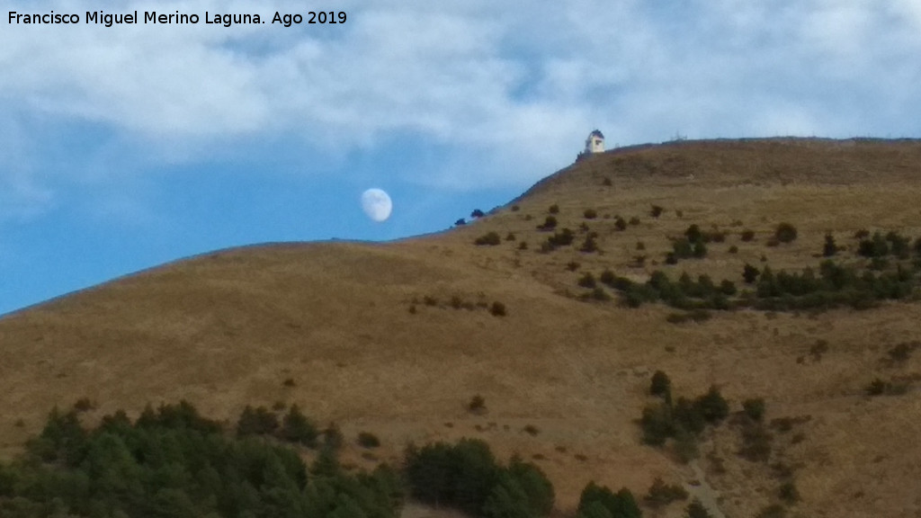 Caseta contra incendios de Jabalcuz - Caseta contra incendios de Jabalcuz. Con la Luna