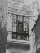 Palacio Surez del guila. Foto antigua con Eduardo Arroyo asomado al balcn