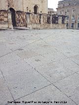 Plaza de Santa Mara. Lneas del reloj de sol y cuadrados que representan una prolongacin de la Catedral