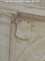 Escudo izquierdo Convento de la Santa Cruz. Escudo izquierdo