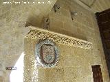 Colegiata de Santa Mara de los Reales Alczares. Claustro. Nio con pjaro, cenefa y escudo policromado