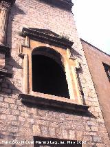 Convento de Santo Domingo. Ventana derecha de la fachada