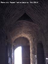 Muralla de Jan. Torren del Conde de Torralba. Pasillo, el hueco del techo comunica con la azotea