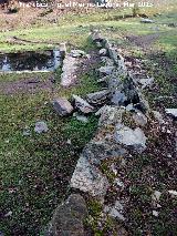 Pilar de la Zarzuela. Lajas de piedra de proteccin del pilar