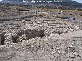 Villa romana del Cortijo de los Robles. Hueco de pesa de prensa y al fondo la piedra con 2 orificios que sujeta la viga de la prensa