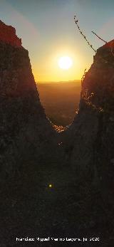 Sol. Desde la Villa Medieval de Zahara de la Sierra
