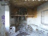 Casera del Zumbel. Bancos corridos y restos de una chimenea