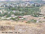 Acueducto del Puente Tablas. Al fondo el Viaducto del Guadalbulln