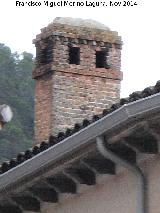 Casa de la Plaza de la Iglesia n 5. Chimenea artstica y alero de madera