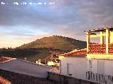 Cerro de la Atalaya. Se observa el trazado de su muralla a media altura del cerro