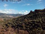 Orcera. Orcera a la izquierda y los Peascos del Cerro del Pavo a la derecha