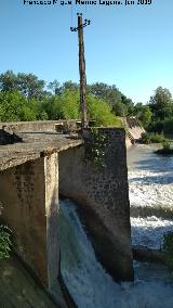 Presa de Casas Nuevas. Poste de la luz