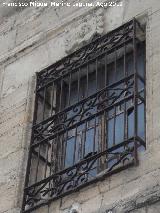 Iglesia de Santiago Apostol. Ventana con escudo