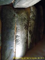 Dolmen de Soto. Ortostatos con petroglifos