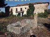 Cortijo de los Baos. Lavadero y cortijo al fondo