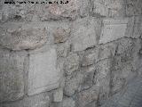 Muro de la Senda de los Huertos. Restos de lpida