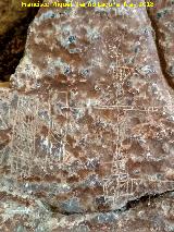 Eremitorio de la Cueva de las Cruces. Barras, una rayada y la otra no, y un cruciforme rayado