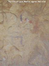Pinturas rupestres de la Cueva del Sureste del Canjorro. Cabra y figura de la pared izquierda