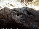 Pinturas y petroglifos rupestres de la Cueva del Encajero. Cazoletas