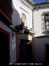 Calle Junio Galin. Portada de entrada a la calle desde San Eulogio