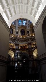 Catedral de Granada. Girola. Vista de la Capilla Mayor