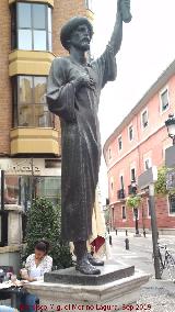 Monumento a Yehuda Ibn Tibon. Estatua