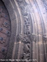 Iglesia de San Isidoro. Detalle de la portada izquierda