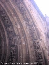 Iglesia de San Isidoro. Detalle de la portada izquierda