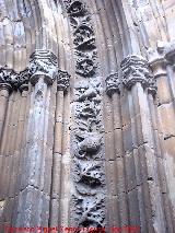 Iglesia de San Isidoro. Detalle de la portada derecha