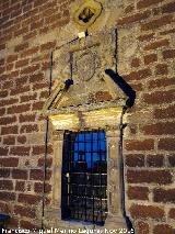 Ermita de la Virgen del Castillo. Ventana con escudo