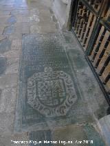 Catedral Nueva. Capilla del Nazareno. Tumbas a la puerta de la capilla