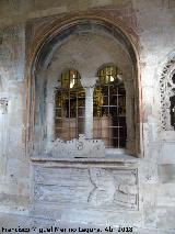 Catedral Vieja. Claustro. Ventana y sepulcro del ala este