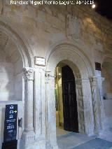 Catedral Vieja. Claustro. Puerta de las Salas Capitulares