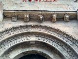 Iglesia de San Julin y Santa Basilisa. Canecillos y arquivoltas