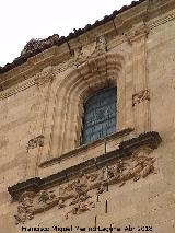 Colegio del Arzobispo Fonseca. Ventana de la capilla