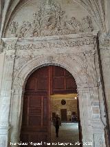 Convento de San Esteban. Claustro. Puerta del atrio