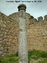 Castillo de la Coracera. Columna del Patio