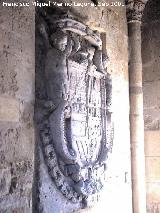 Alczar de los Reyes Catlicos. Escudo de los Reyes Catlicos en el habitculo de la puerta de entrada