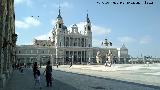 Palacio Real. Plaza de la Armera. Con la Catedral de la Almudena al fondo