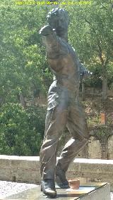 Monumento a Mario Maya. Estatua