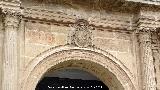 Iglesia de San Pedro y San Pablo. Portada. Escudo y restos de vtores