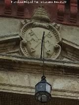 Iglesia de San Pedro y San Pablo. Portada. Insignias del Papado