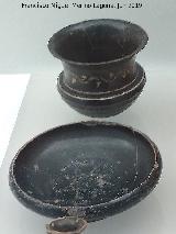 Necrpolis del Cerro del Santuario. Gobelete y copa de cermica de barniz negro 350-300 a.C. Museo Arqueolgico de Granada