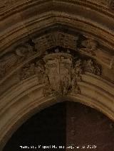 Catedral de Santa Mara. Puerta de los Apstoles. Escudo